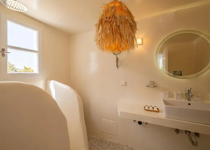 Manu Mykonos Next To The Quality Brand & * קלפטיס