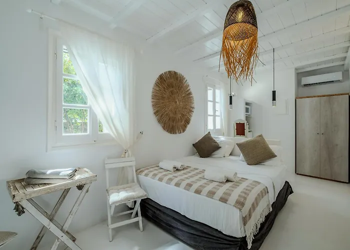 Manu Mykonos Next To The Quality Brand & * קלפטיס